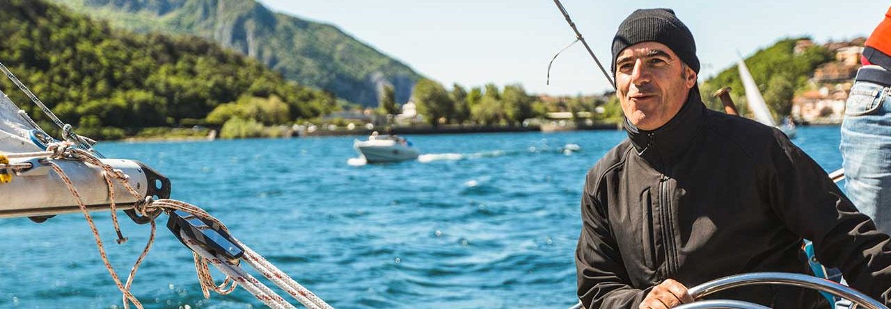 一個男人在開船