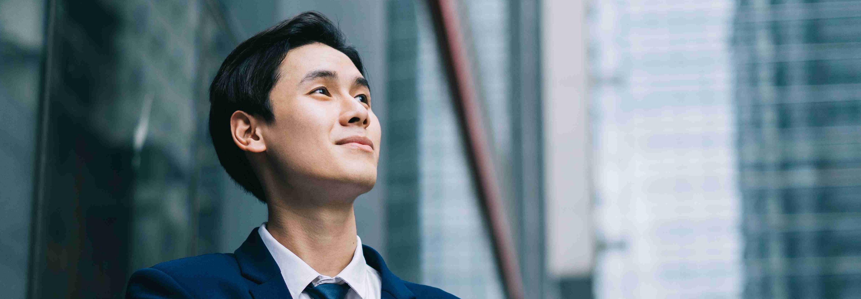 一個男人看著天空