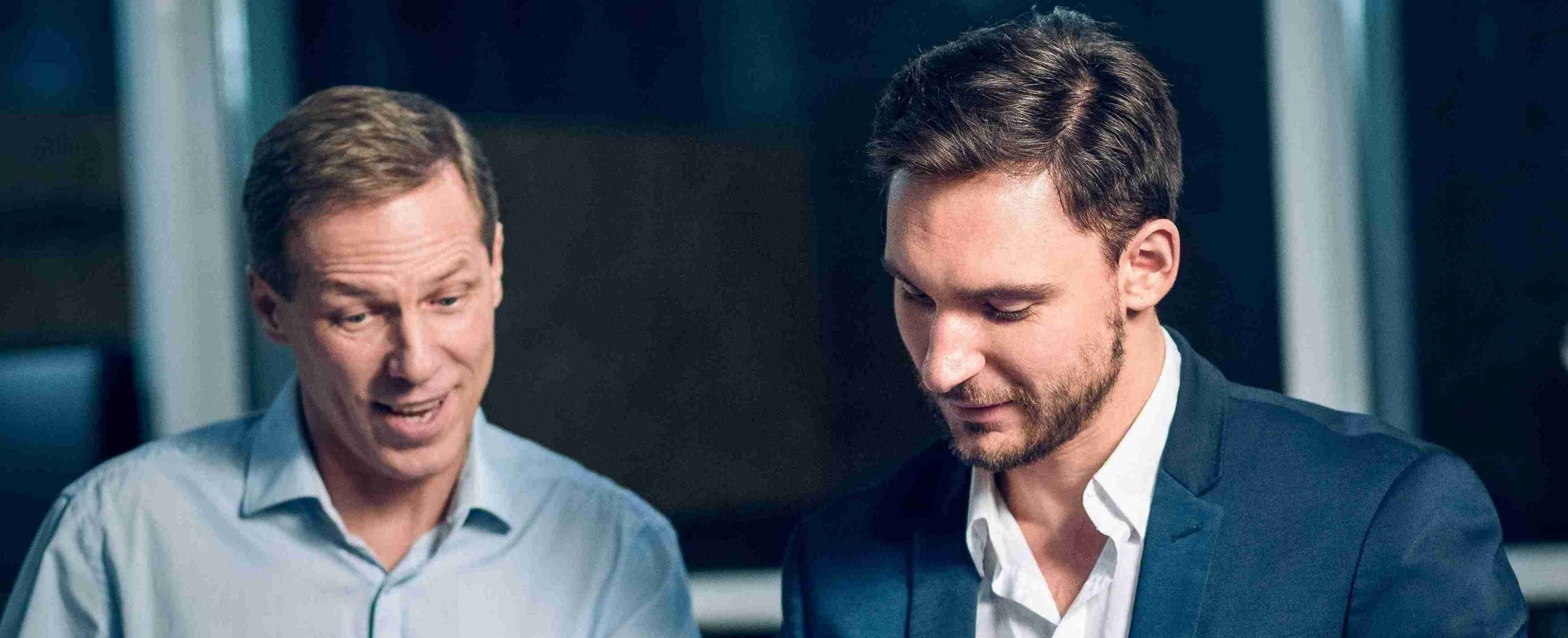 兩個男人在討論