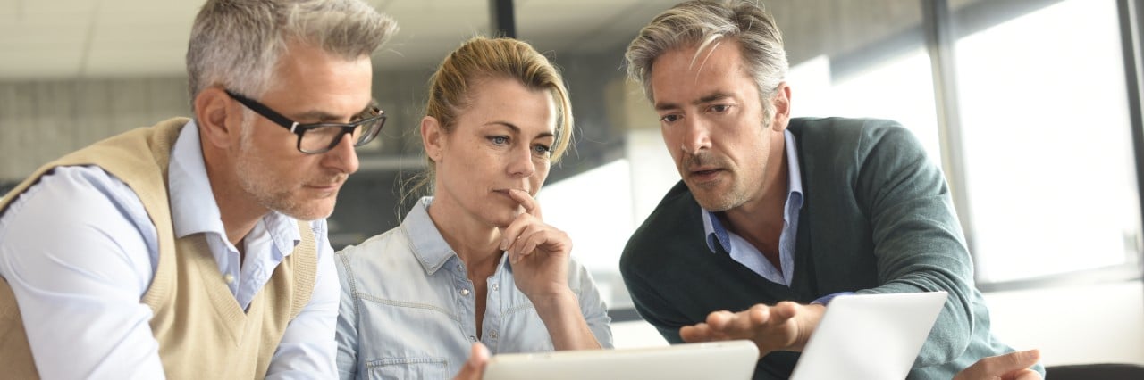 一个戴眼镜的男人