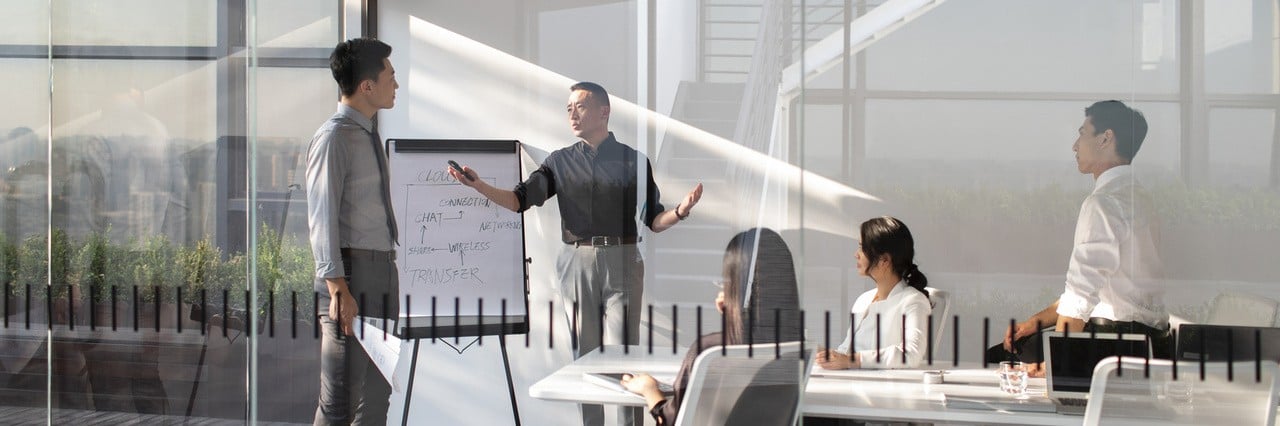 一个男人在给一群人讲解